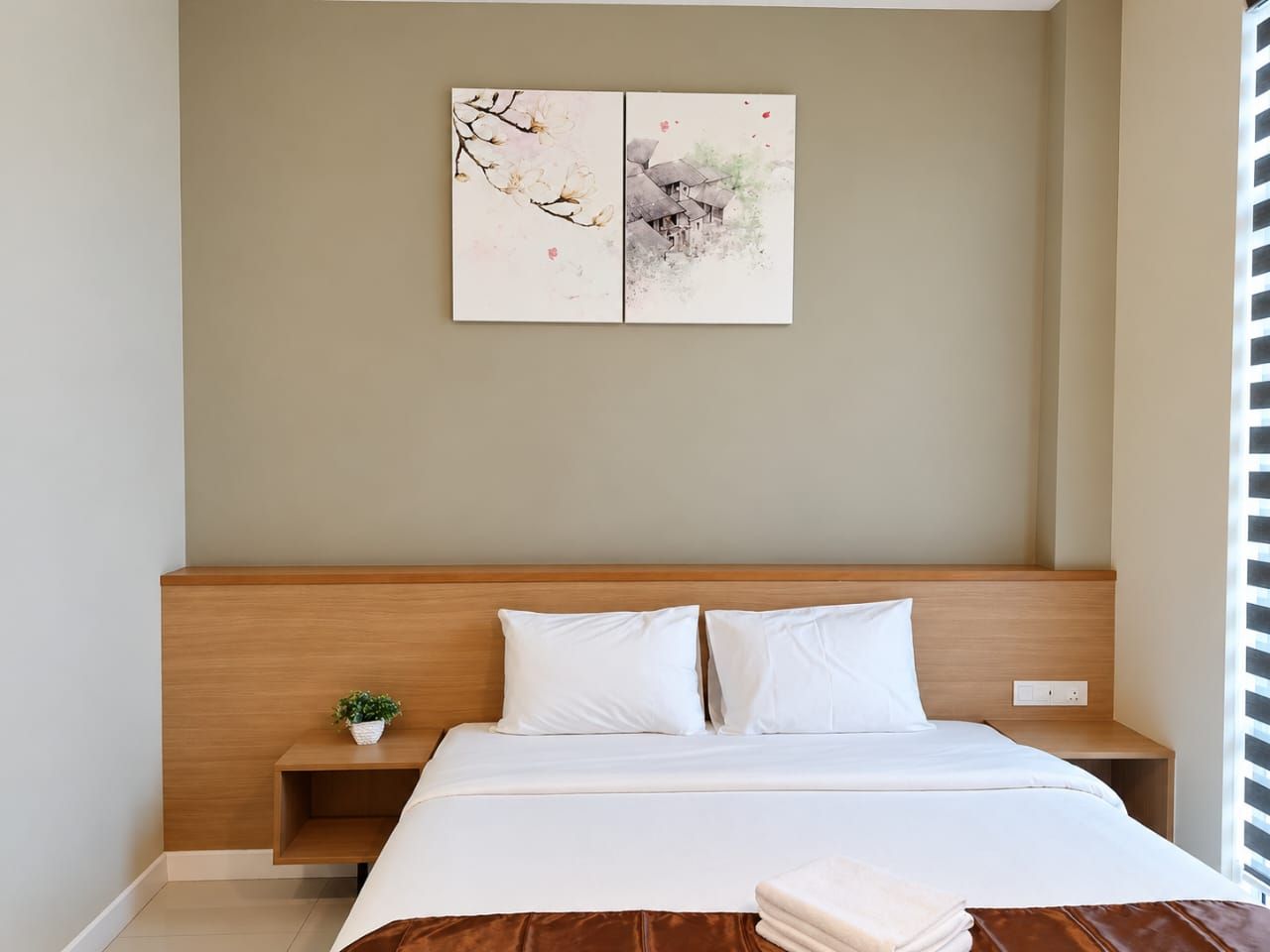 Deluxe King bed with timber headboard